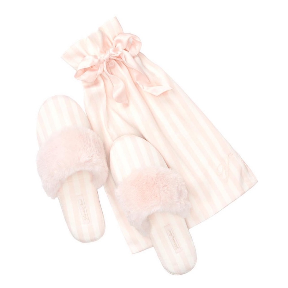 Brand NWT Victoria’s Secret Signature Slipper
